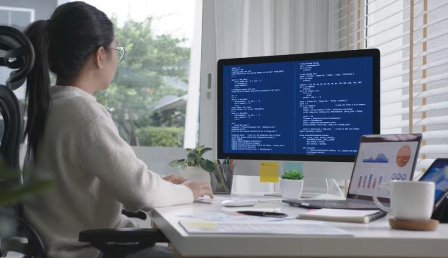 呼和浩特软件开发公司实战建议:网站赋能,为何必须接入支持机器人?